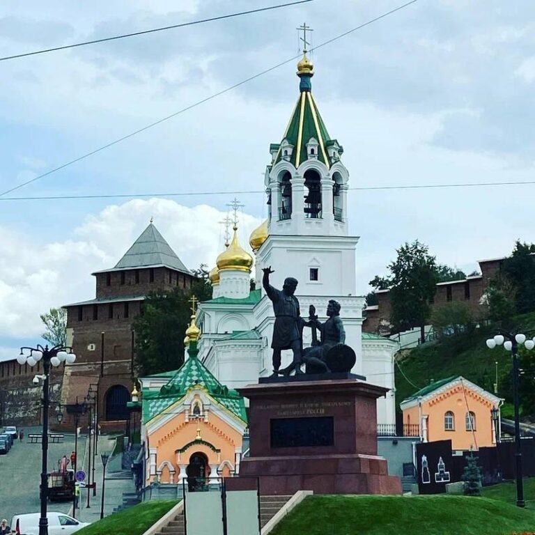 👥Памятник Минину и Пожарскому: символ единства и сила в движении