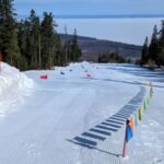 ☝🏻Соболиная гора в Байкальске – прекрасное место для семейного отдыха. Зимой здесь прекрасное место для любителей активного отдыха: разнообразные трассы разной сложности, современные подъемники и захватывающие дух виды на Байкал. Летом Соболиная гора превращается в центр пешего туризма: прогулки по живописным тропам, восхождения на вершины и чистейший горный воздух. 🏔️Развитие Соболиной горы как полноценного горнолыжного курорта началось в 80-х годах. Строились новые трассы, устанавливались более современные подъемники. Курорт постепенно приобретал популярность, привлекая любителей горных лыж и сноуборда не только из близлежащих регионов, но и со всей страны. 🧐В постсоветский период Соболиная гора переживала разные времена, но продолжала развиваться. Проводились реконструкции, появлялись новые объекты инфраструктуры. Важным этапом стало проведение на Соболиной горе соревнований в рамках зимних игр "Дети Азии" в 2019 году, что дало новый импульс развитию курорта. ⛷️Сегодня Соболиная гора - современный горнолыжный курорт с развитой инфраструктурой, предлагающий разнообразные трассы для всех уровней подготовки. С ее склонов открываются великолепные виды на озеро Байкал, что делает это место еще более привлекательным для туристов. Несмотря на свою относительно молодую историю, Соболиная гора уже стала одним из символов Байкальска и популярным местом отдыха. 🏔️Мечтаете покорить Соболиную гору, насладиться байкальскими пейзажами, но переживаете за свое здоровье? Остеопатия поможет вам! ✅ Остеопатия - это путь к активному отдыху без боли и ограничений. Она даст вам силы и энергию для восхождений, прогулок и катания на лыжах. ✅ Как и целебный воздух Соболиной горы, Остеопатия благотворно влияет на весь организм, восстанавливая его естественные функции. 💙Остеопатия – ваш надежный спутник в путешествиях и активном отдыхе.